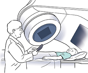 Proveedora de atención médica que prepara la máquina para hacerle radioterapia a un niño.
