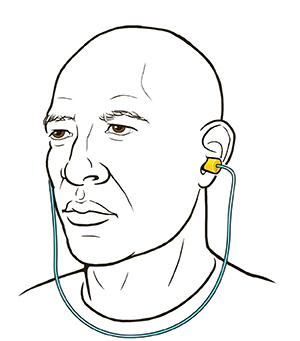 Hombre usando tapones para los oídos.