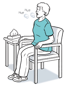 Mujer sentada en una silla, expulsando aire de los pulmones.