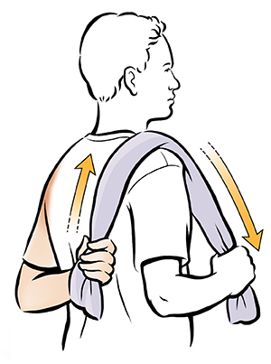 Hombre con toalla sobre el hombro. Una mano sostiene el extremo delantero de la toalla. Un brazo flexionado para sostener el extremo trasero de la toalla.