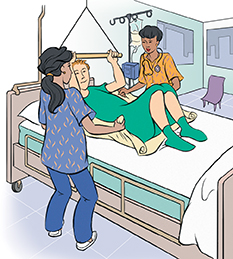 Dos proveedores de atención médica levantan a un paciente en la cama de un hospital.