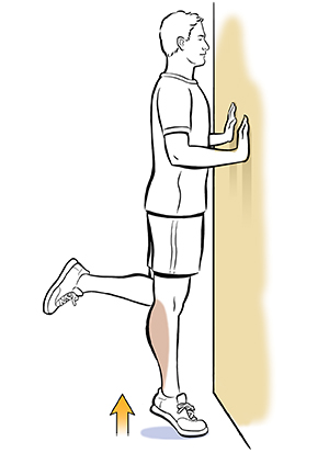 Un hombre junto a una pared haciendo el ejercicio de elevación de talones a una pierna.
